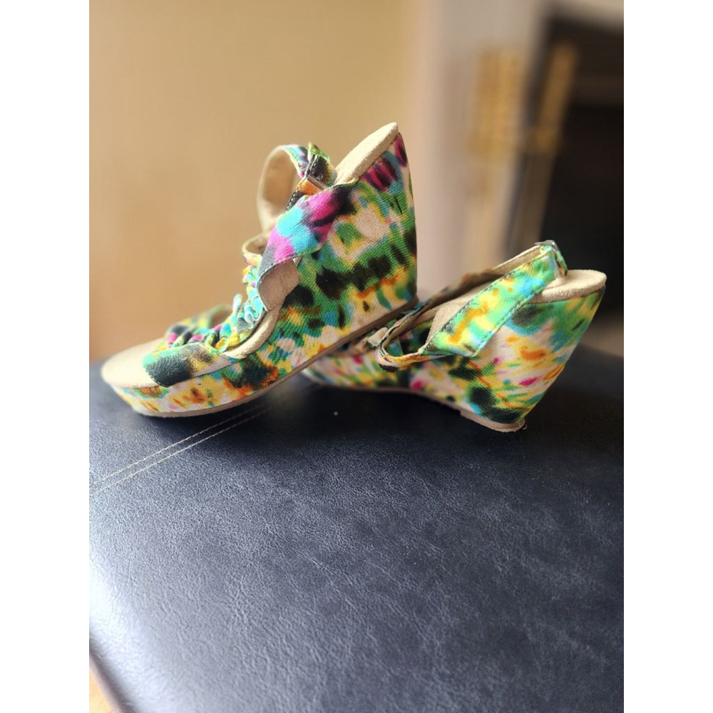 Women's Guppy Love Multi-Color Wedge Sandals Size 9